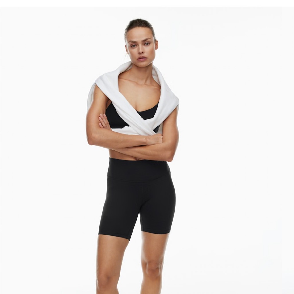 Aritzia tna golden BUTTER Atmosphere Hi-Rise 7" Short NWT size S